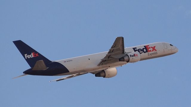 Boeing 757-200 (N787FD) - Departing 36L