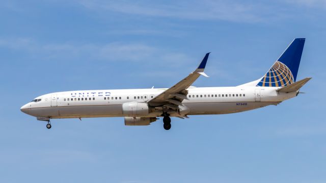 Boeing 737-900 (N75410) - United Airlines 737-900 landing at PHX on 5/7/22. Taken with a Canon 850D and Canon 75-300mm lens.