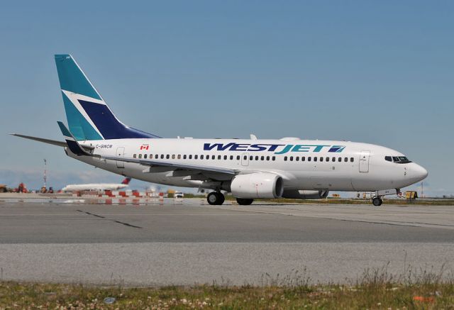 Boeing 737-700 (C-GWCM)