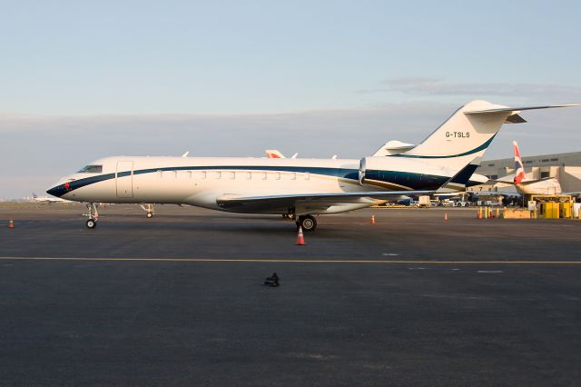 Bombardier Global 5000 (G-TSLS) - Global Express and winglets on the Signature ramp !