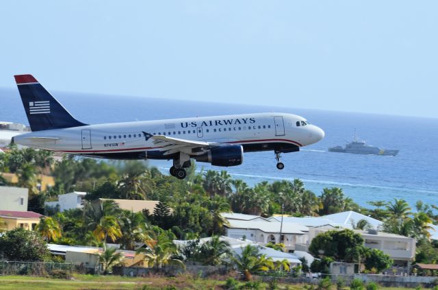 Airbus A319 (N741UW)