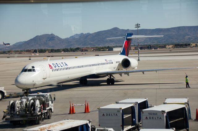 McDonnell Douglas MD-90 (N939DN)
