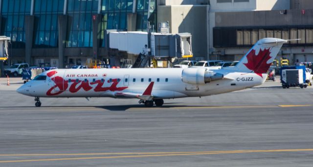 Canadair Regional Jet CRJ-200 (C-GJZZ) - Air Canada Jazz CRJ-200