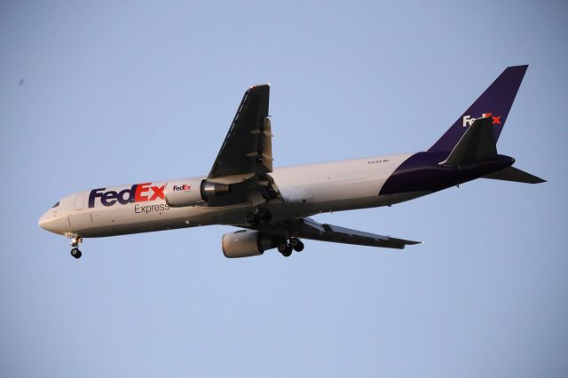 BOEING 767-300 (N181FE)