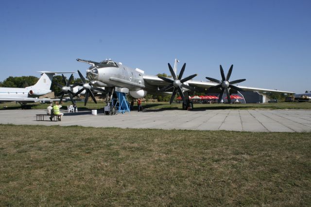 Tupolev Tu-142 —