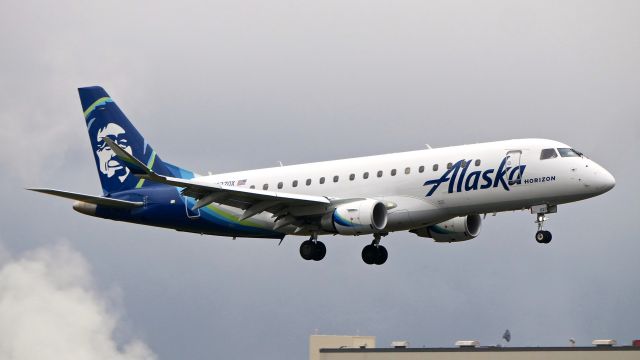 Embraer 175 (N627QX) - QXE2739 from KSJC on final to KPAE Rwy 16R on 12.4.19. (ERJ-175LR / cn #17000679). 