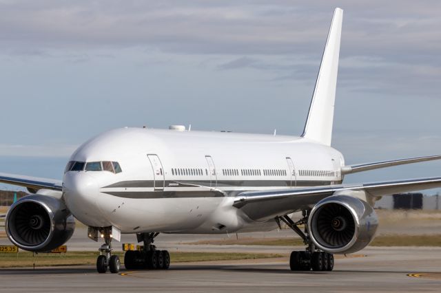 Boeing 777-200 (N865DA) - RZN1286 taxiing down Juliet after arriving from PHX.