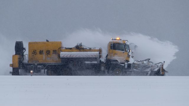 — — - I close a runway and carry out the snow removing.br /（Hakodate Airport）