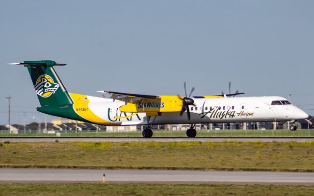 de Havilland Dash 8-400 (N443QX)