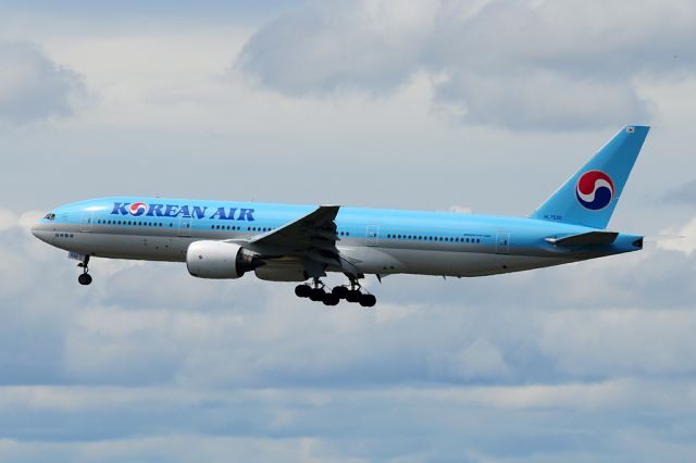 Boeing 777-200 (HL7530) - Korean 19 Heavy from Seoul