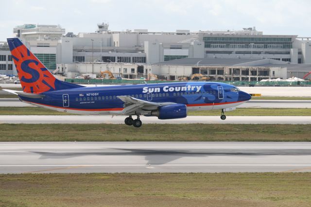 Boeing 737-700 (N710SY)