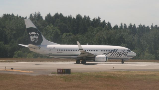 Boeing 777-200 (N625AS) - This Alaska Airlines jet was powering up to take off from Sea-Tac while we waited our turn in line. Nice Eskimo motif on the tail.