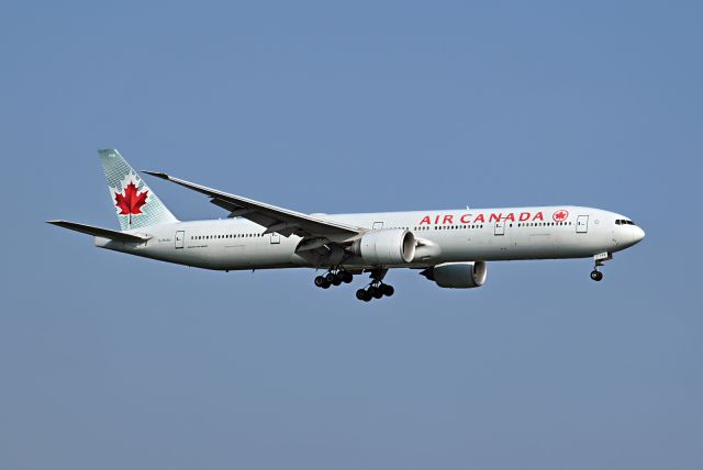 BOEING 777-300ER (C-FKAU)