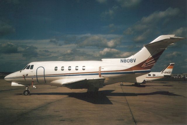 Hawker Siddeley HS-125-400 (N808V) - Seen here in Sep-87.br /br /Exported to Bermuda 1-Nov-89 as VR-BKK,br /then reregistered VP-BKK 1-Jul-97.br /Damaged beyond repair 14-Feb-14 at EGHH.