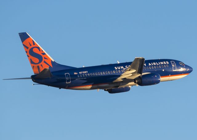 Boeing 737-700 (N713SY)