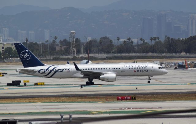 Boeing 757-200 (N717TW) - Taken at KLAX, Clutters park. Hope you enjoy this picture!