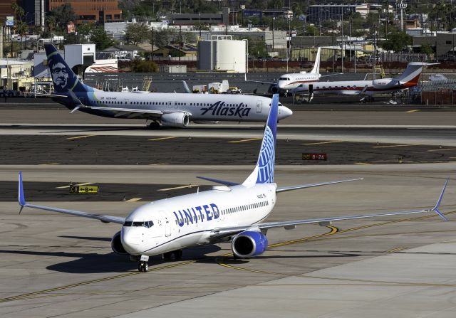 Boeing 737-800 (N14235)