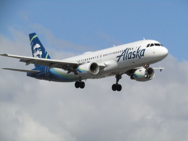 Airbus A320 (N622VA) - Landing RWY 20R