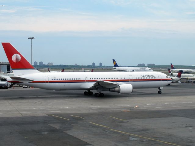 BOEING 767-300 (I-AIGJ)