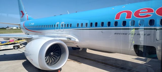 Boeing 737-700 — - Sulla pedana imbarco lato destro per imbarcare una sedia  a rotelle