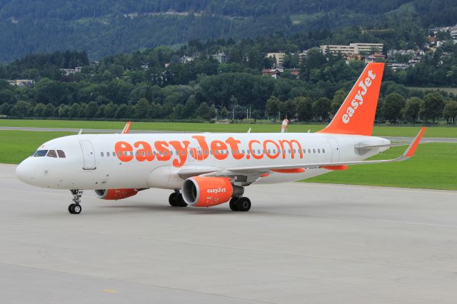 Airbus A320 (G-EZWN)