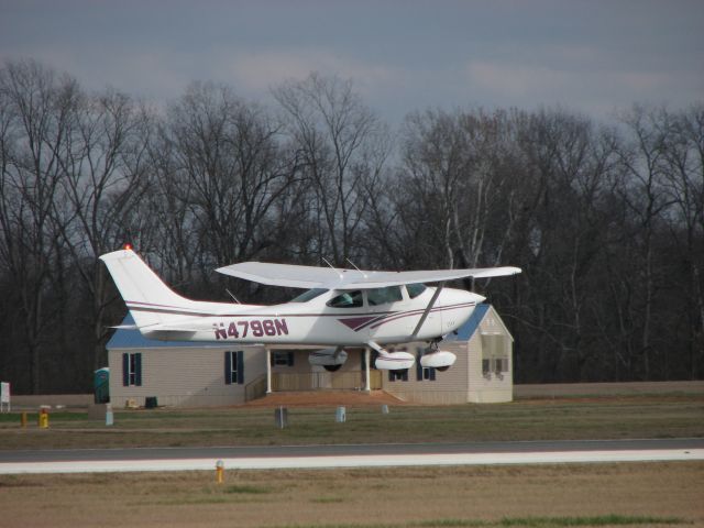 Cessna Skyhawk (N4796N) - Departing runway 14