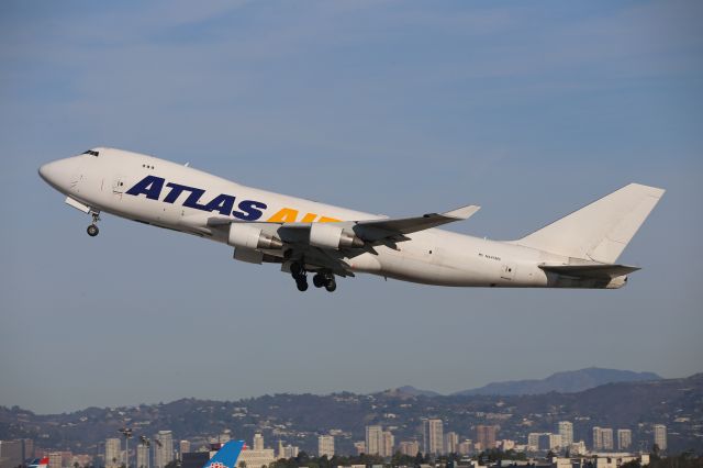 Boeing 747-400 (N445MC)