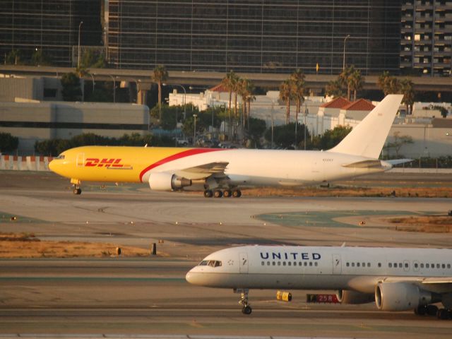 BOEING 767-300 (N220CY)