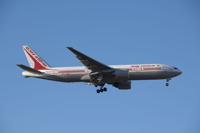 BOEING 777-300 (VT-AIL) - Final Approach to Narita Intl Airport R/W34L on 2009/1/4