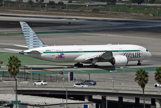 Boeing 787-8 (JA851J)