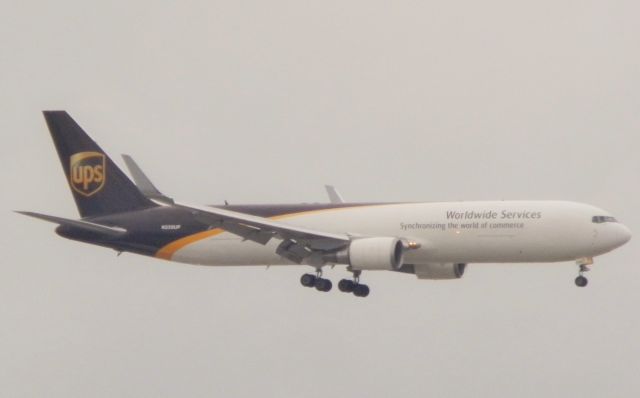 BOEING 767-300 (N338UP)