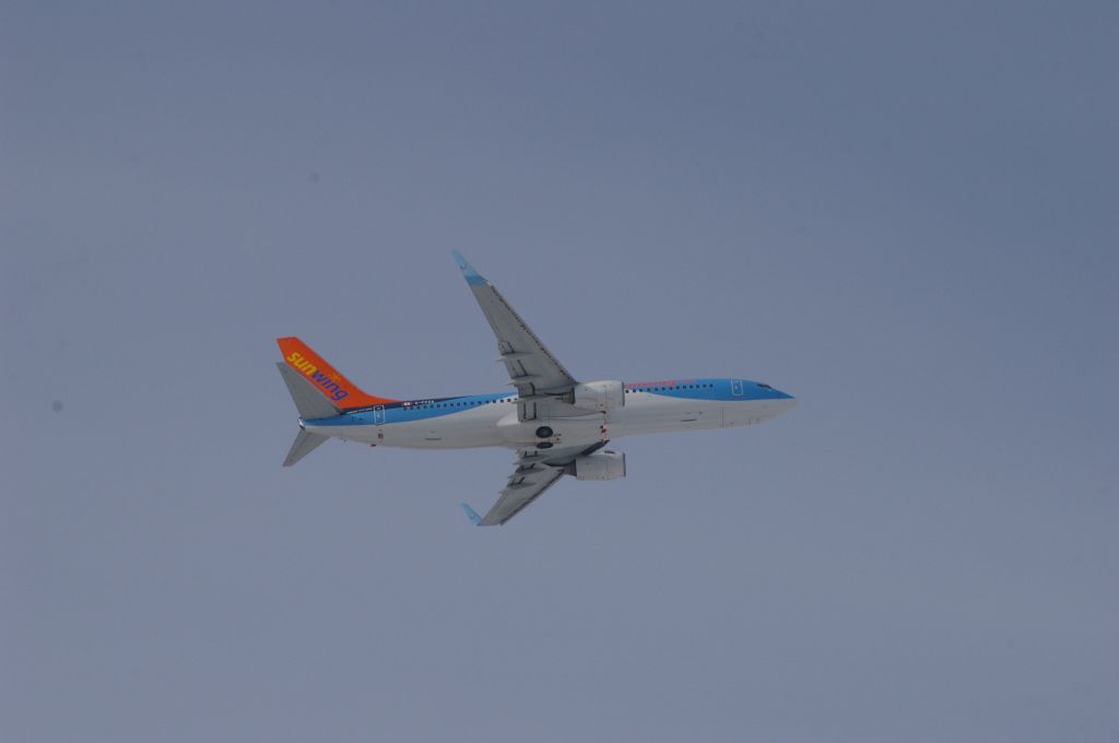 Boeing 737-700 — - Mardi le 28 février 2014 j'étais au bout de la piste 18 photographiant cet avion peut après son décollage de CYVO.