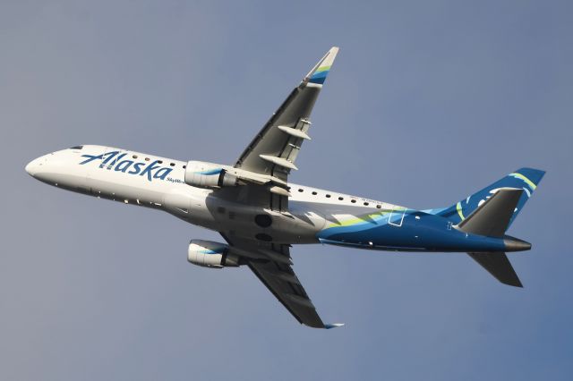 Embraer 175 (N186SY)