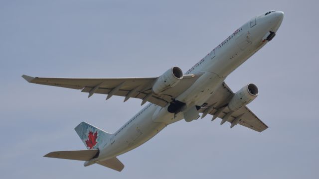 Airbus A330-300 (C-GHKR)