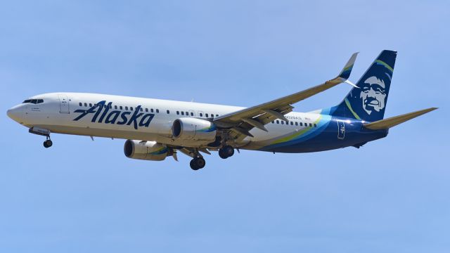 Boeing 737-900 (N320AS)