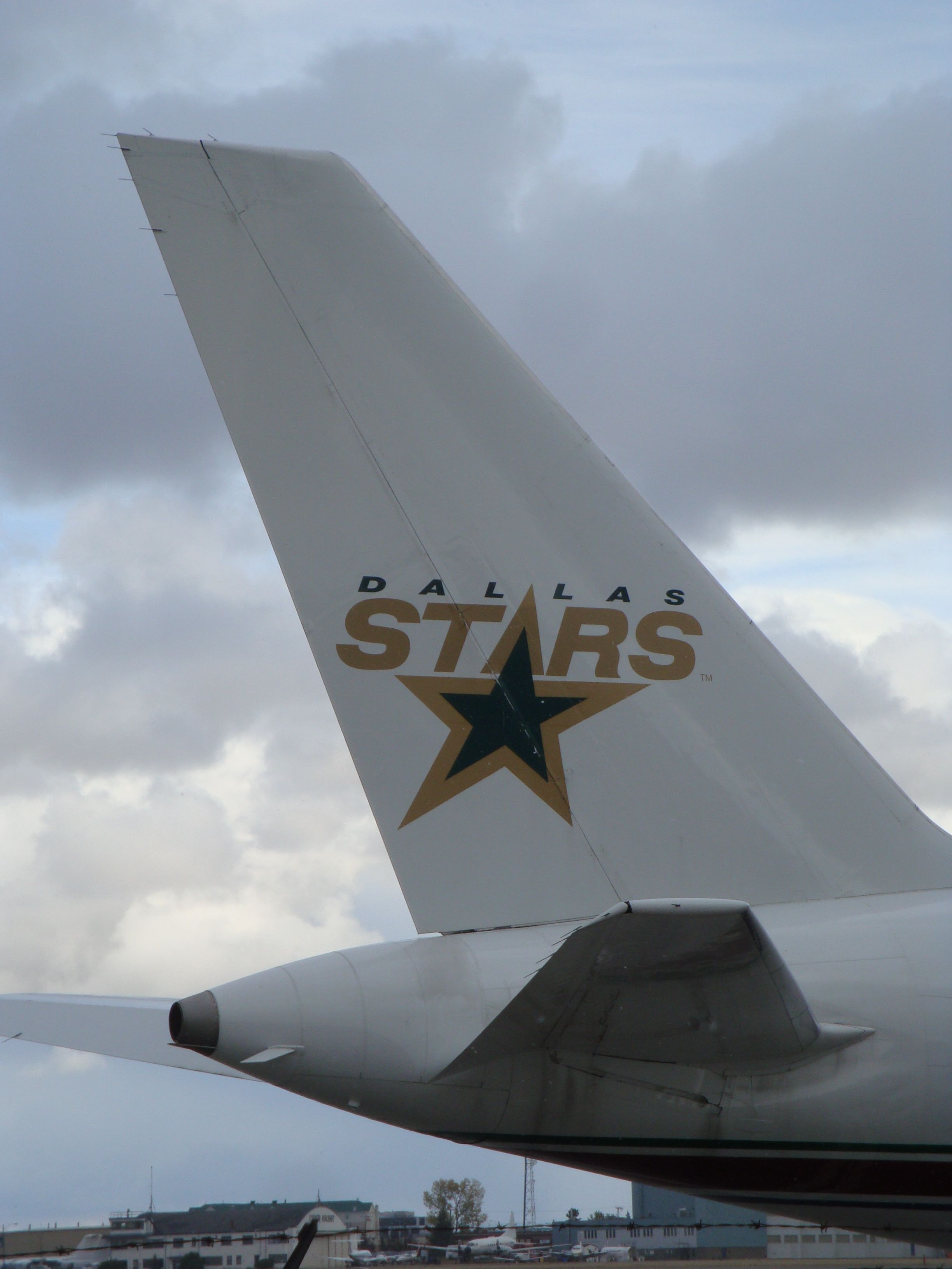 Boeing 757-200 (N757SS) - The Dallas Stars plane on the ramp in Calgary.