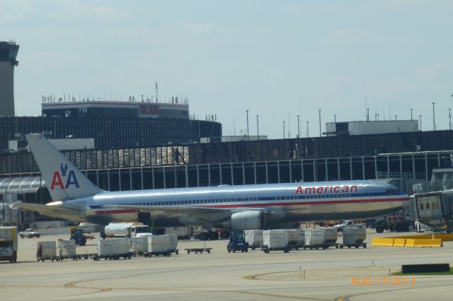 BOEING 767-300 (N383AA)