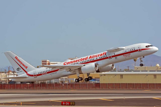 Boeing 757-200 (N757HW) - Honeywell Boeing 757-225 N757HW at Phoenix Sky Harbor on July 31, 2018.