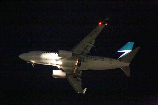 Boeing 737-700 (C-FXWJ)