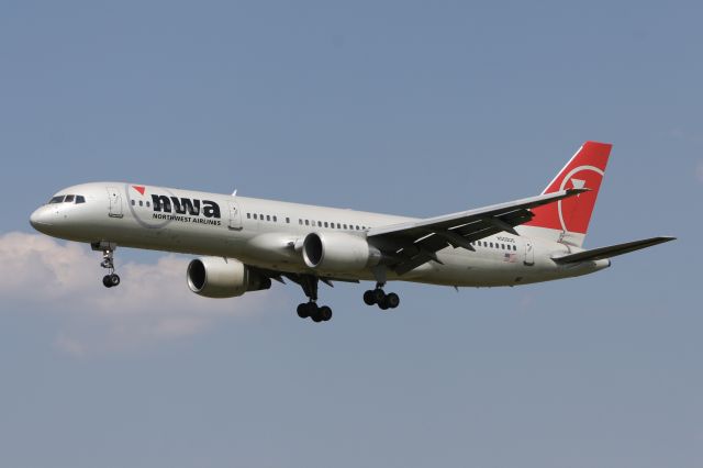 Boeing 757-200 (N509US) - July 7, 2007 - arrived at Baltimore 