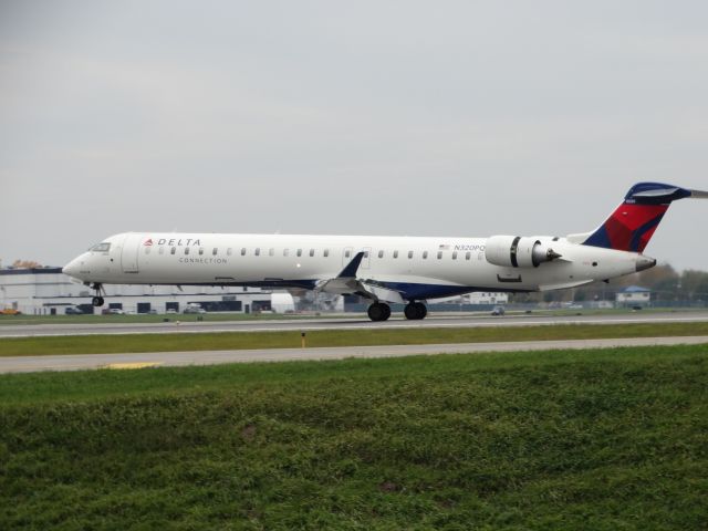 Canadair Regional Jet CRJ-900 (N320PQ)