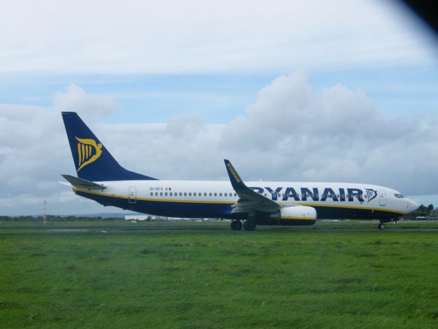 Boeing 737-800 (EI-EFG) - EI-EFG B737-8ASWL DEP EINN 16/10/2011