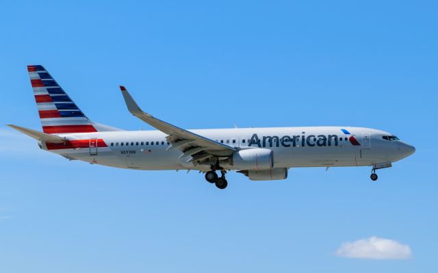 Boeing 737-800 (N893NN) - N893NN br /B738 CN:33316 br /AAL1113 TPA-MIA br /2017-05-03 KMIA RWY 9