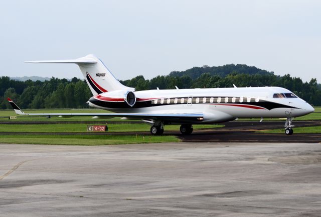 Bombardier Global Express (N611BF) - KFTY Arrival and headed to the ramp.