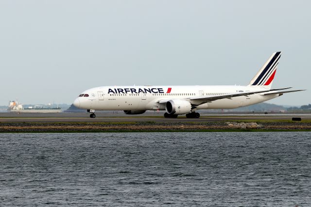 Boeing 787-8 (F-HRBH) - AFR 333 taxiing out on 'November'