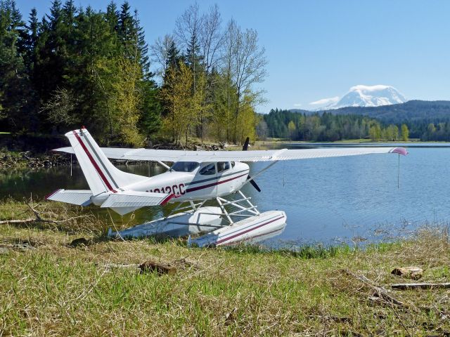 Cessna Skylane (N212CC) - Viewing Mount Rainier from Alder Lake WA