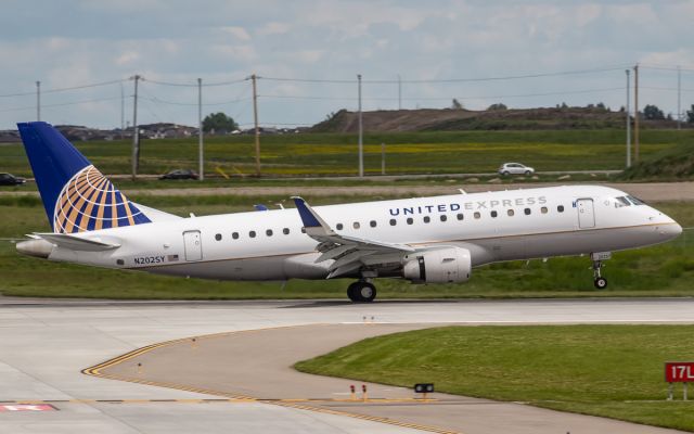 EMBRAER 175 (long wing) (N202SY)