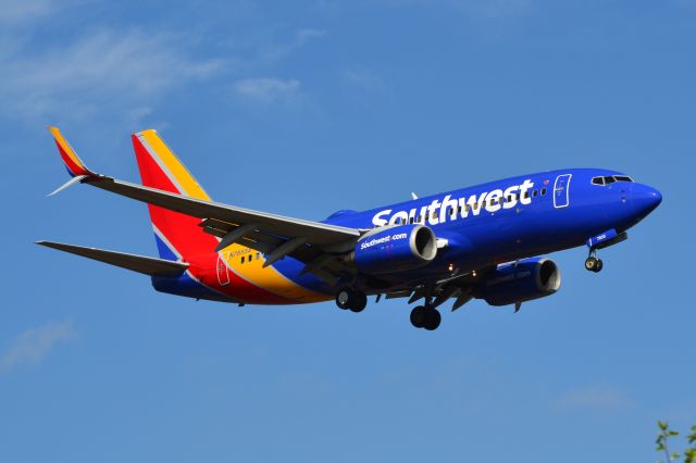 Boeing 737-700 (N7855A) - Arriving runway 18R at KCLT - 3/2/19