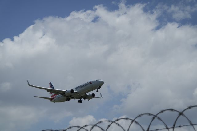 Boeing 737-800 (N864NN)