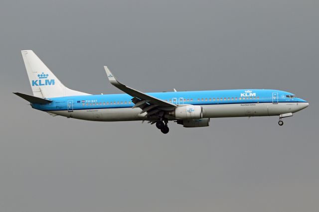 Boeing 737-900 (PH-BXT) - KLM1081 arriving form Amsterdam.